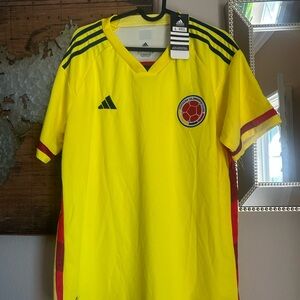 AEROREADY Yellow Athletic Shirt Adidas
New item with tags
Size men’s large